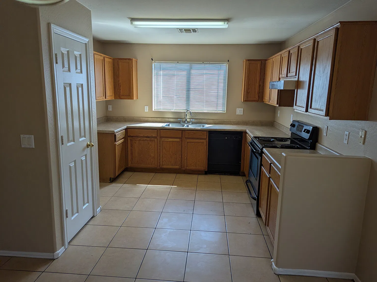 4 bed, 1735 sqft, $2,500 — Photo 4