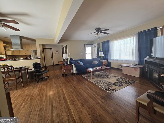 4th image of 115 Burnside St