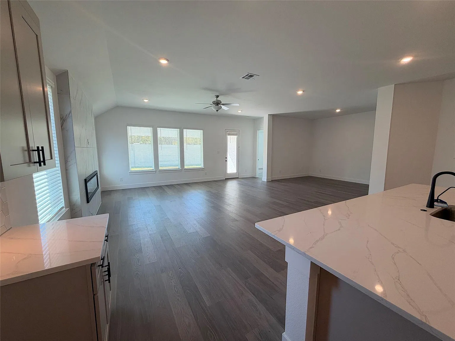 4 bed, 3.0 bath, 2621 sqft, $3,200 — Photo 3
