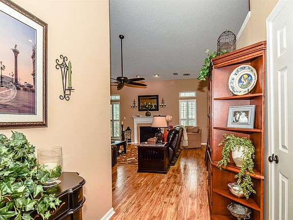 3rd image of 110 Foxtail Dr