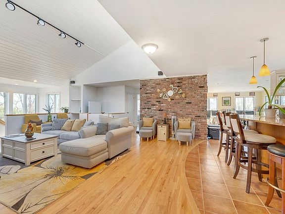 2nd image of 61 Gardiners Bay Dr