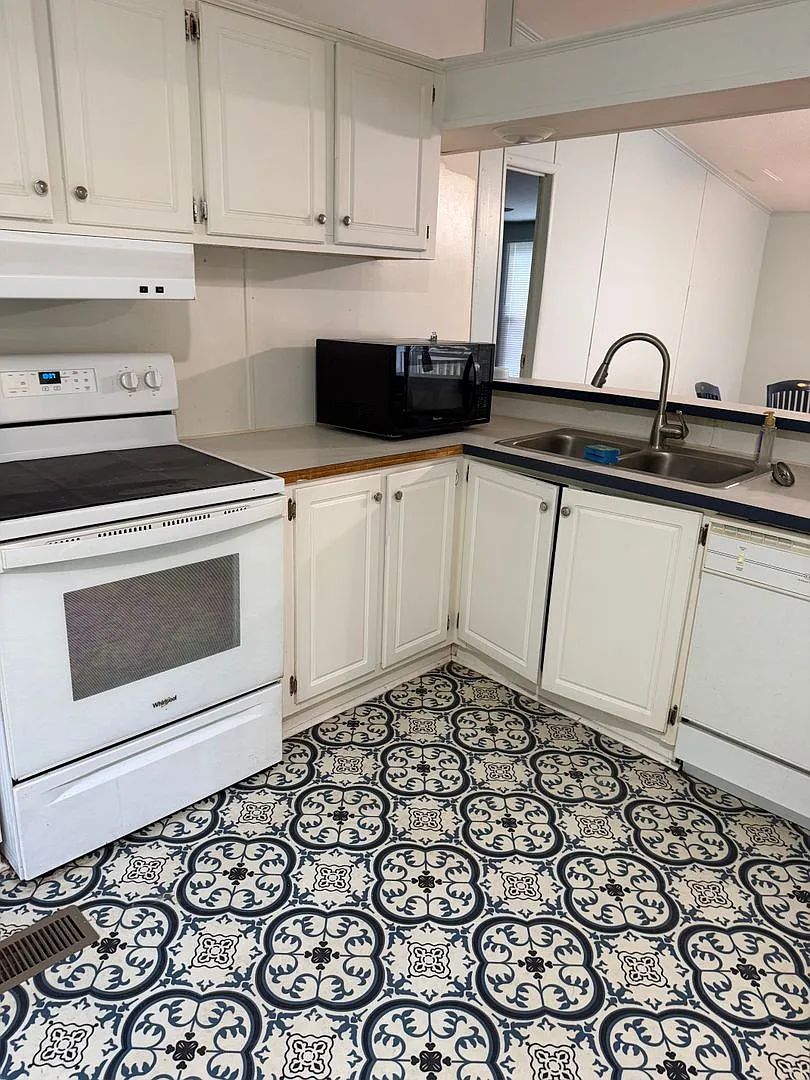 Enjoy peaceful country living in this 3-bedroom, 2-bathroom manufactured home located in a quiet ... — Photo 2