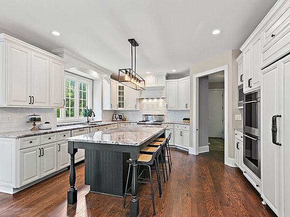 3rd image of 3S412 Saddle Ridge Ct