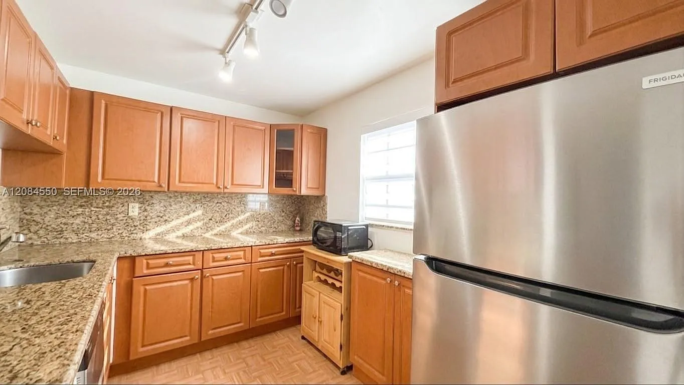 Horizons West Condo #4 — Photo 4