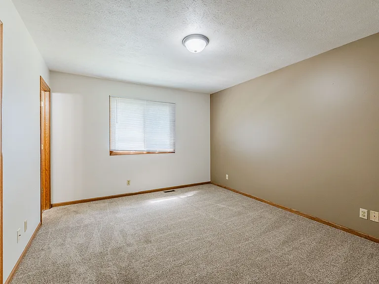 5155 S 80th St — Photo 20