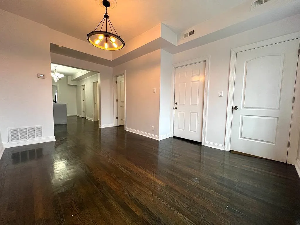 3 bed, 1100 sqft, $1,700 — Photo 2