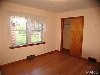 4th image of 121 Melrose St