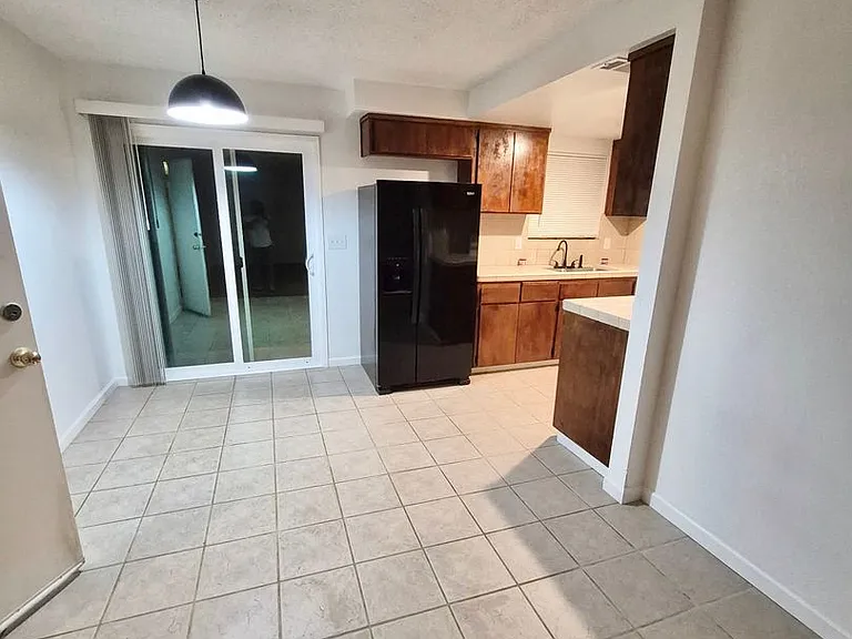 1090 Pinnacles Ave — Photo 2