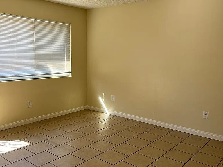 600 S Real Rd #4 — Photo 2