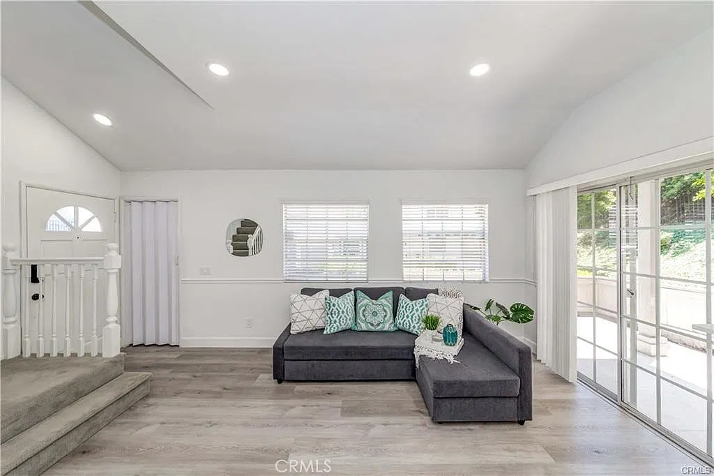 2 bed, 2.5 bath, 1081 sqft, $3,200 — Photo 4