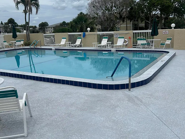 1537 SE Royal Green Cir #201 — Photo 3