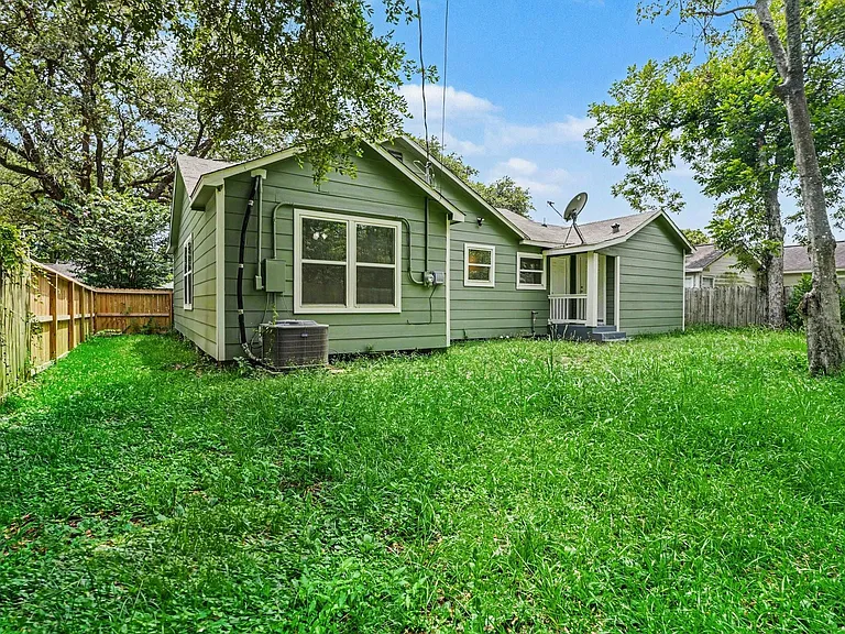 702 E Republic Ave — Photo 15