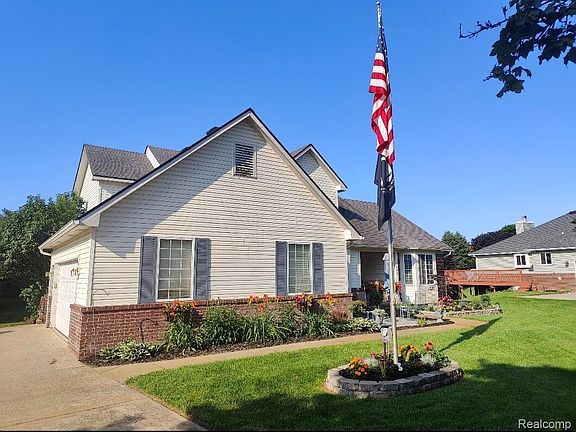 5th image of 221 Maplewood Dr