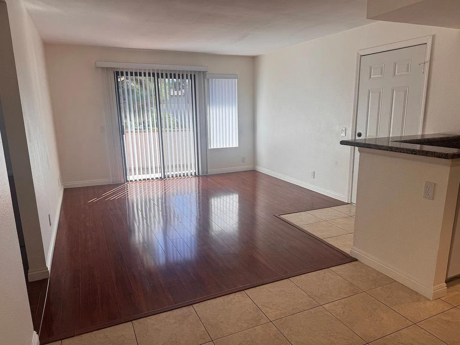 2 bed, 2.0 bath, 886 sqft, $2,050 — Photo 2