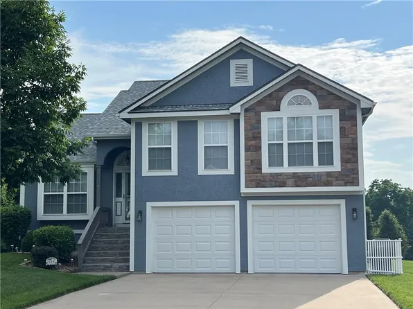 938 S 17th St, Leavenworth, KS 66048