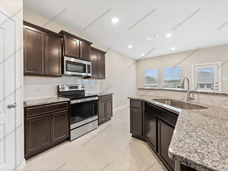 625 Oxford Ln — Photo 16