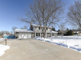 W263S7220 Green Mountain Dr, Waukesha, WI 53189
