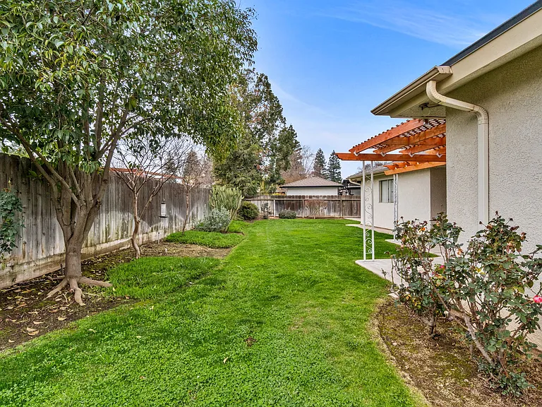 6469 N San Pedro Ave — Photo 29