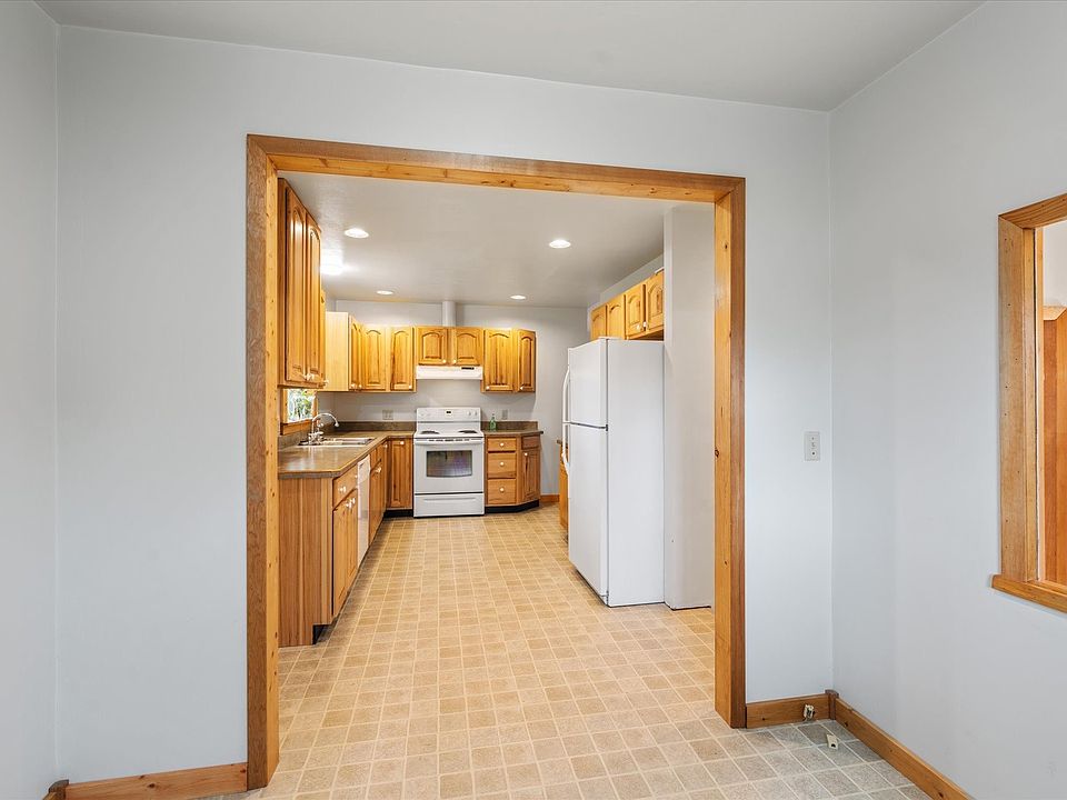 1st image of 626 7th Ave W