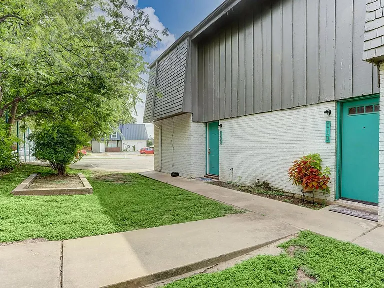 305 E Croslin St #109 — Photo 3