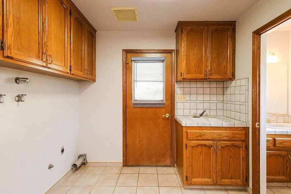 4 bed, 2.5 bath, 2028 sqft, $3,795 — Photo 4