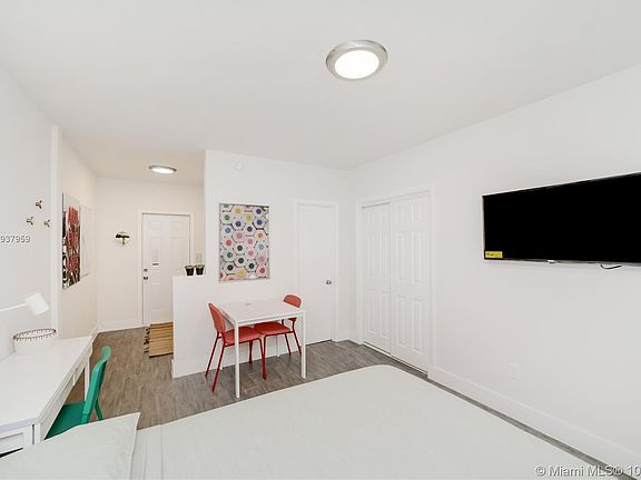 4th image of 770 NE 123rd St #21