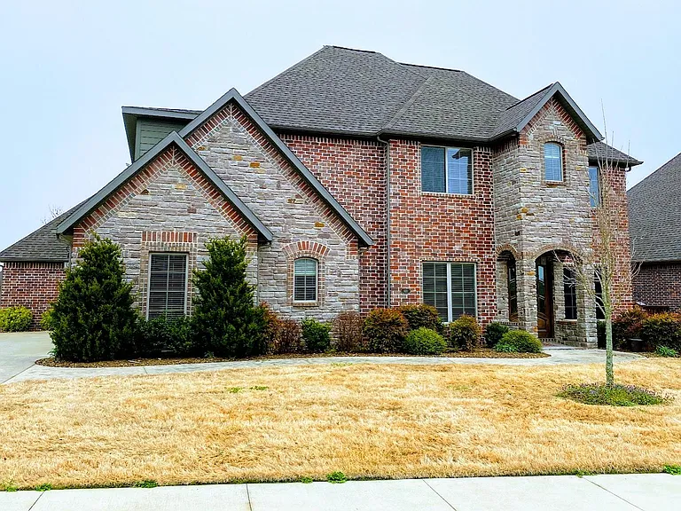 421 Trailwood Cir — Photo 2