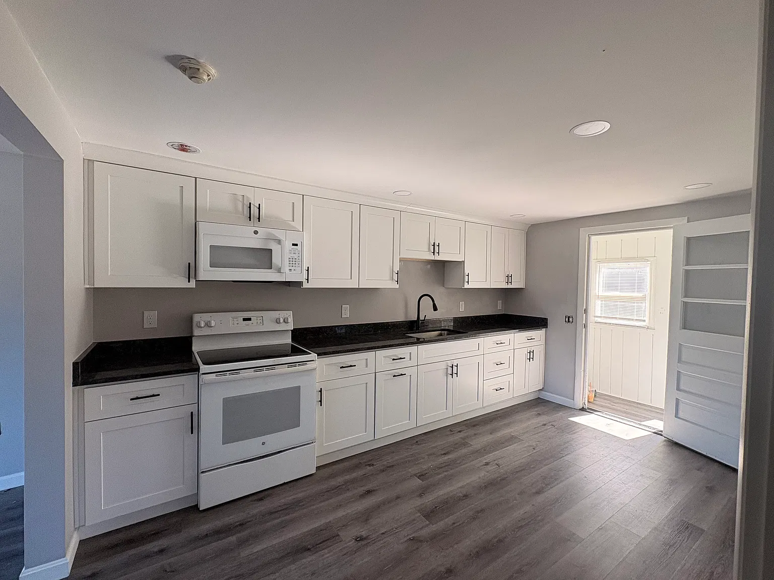 2 bed, 725 sqft, $2,250 — Photo 2