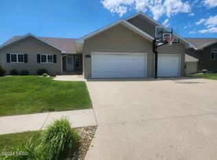 1005 Redwood Dr, Watertown, SD 57201