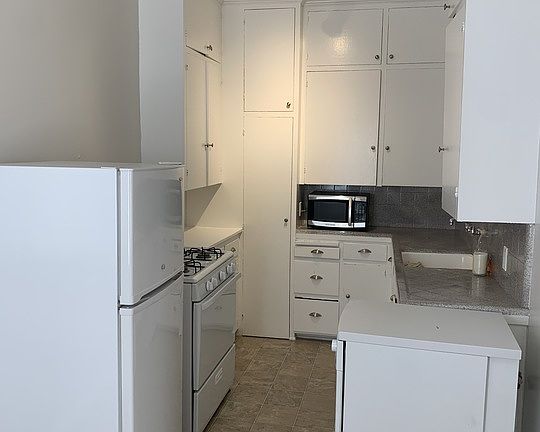 2nd image of 961 N Doheny Dr #1/4
