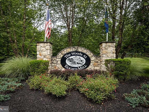 5th image of 324 Hidden Creek Dr