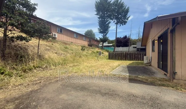 1132 NE Barager Ave — Photo 5