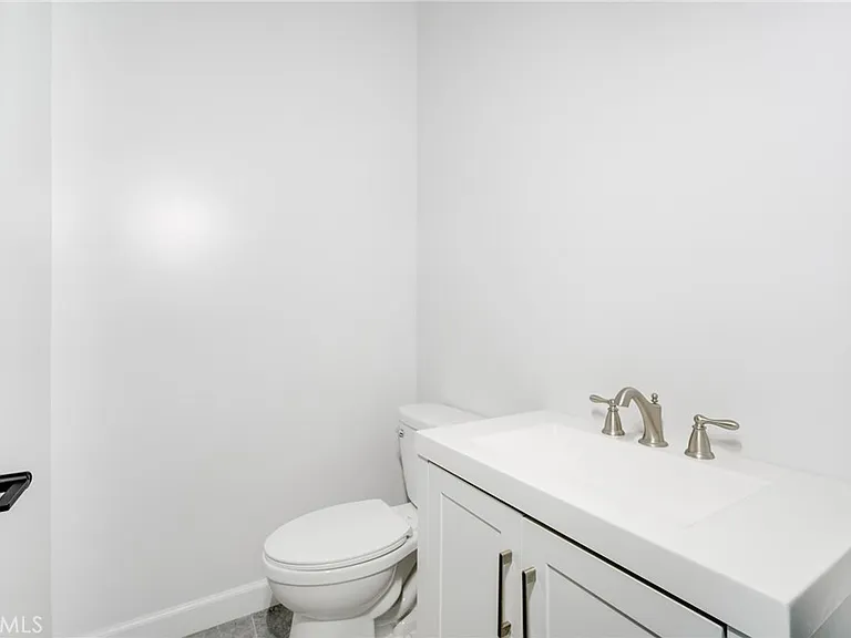 8806 Enfield Ave — Photo 8