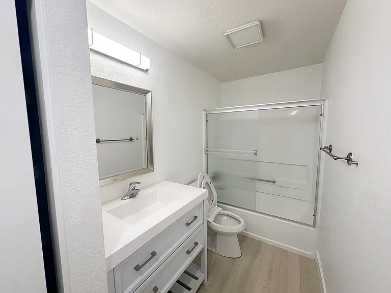 1076 Yarwood Ct — Photo 18