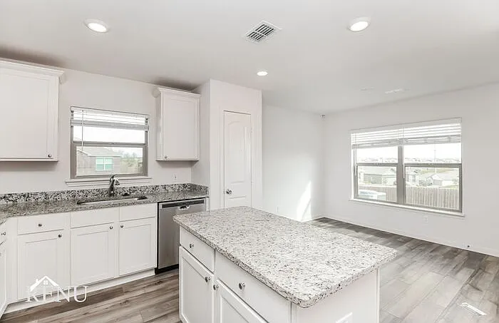 3 bed, 2.0 bath, 1379 sqft, $1,940 — Photo 4