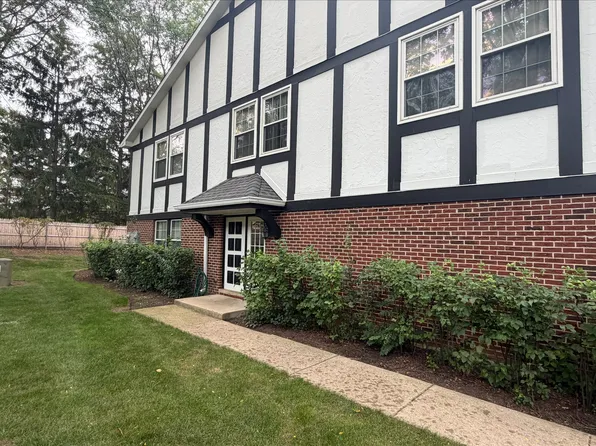 148 W Golf Rd APT E, Libertyville, IL 60048