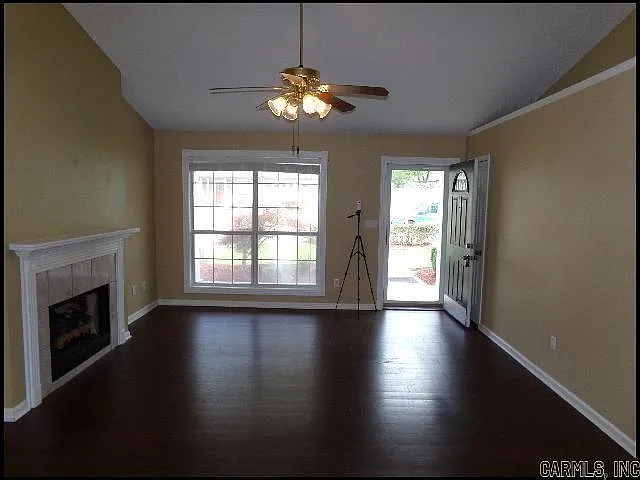 1009 Foxwood Dr — Photo 3