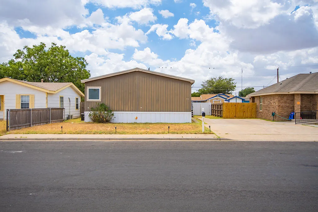 3 bed, 2.0 bath, 1526 sqft, $1,700 — Photo 1