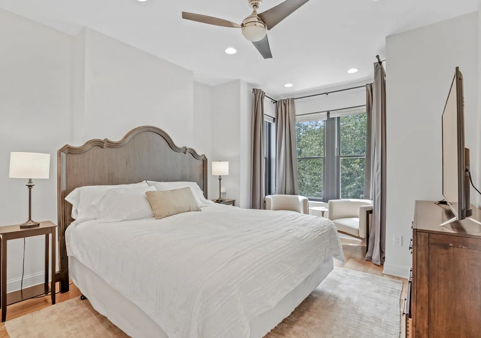 Capitol View 3BR Rowhouse | Convention Center Shaw — Photo 4