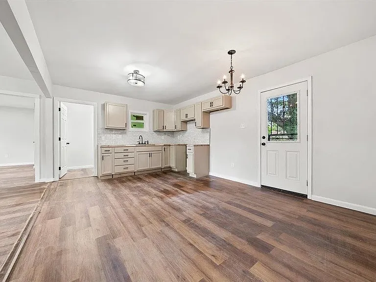 1441 Robin Hood Ln — Photo 17