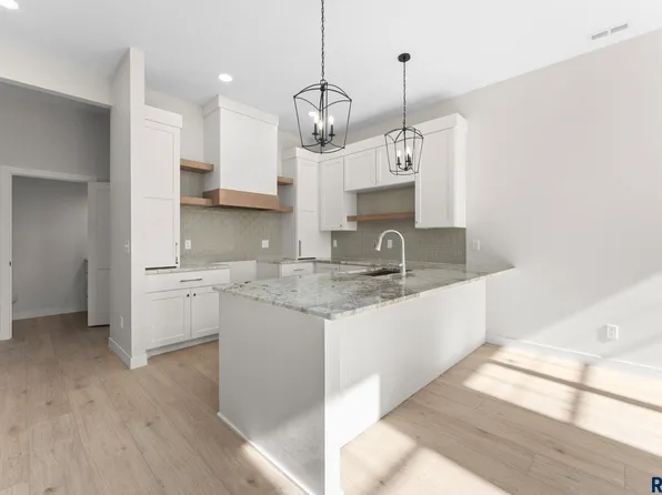 106 N Bryggen Pl, Sioux Falls, SD 57107