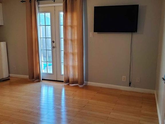 2nd image of 1536 Bush Ave