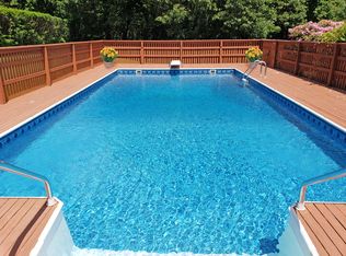 440 Cox Neck Rd, Mattituck, NY 11952