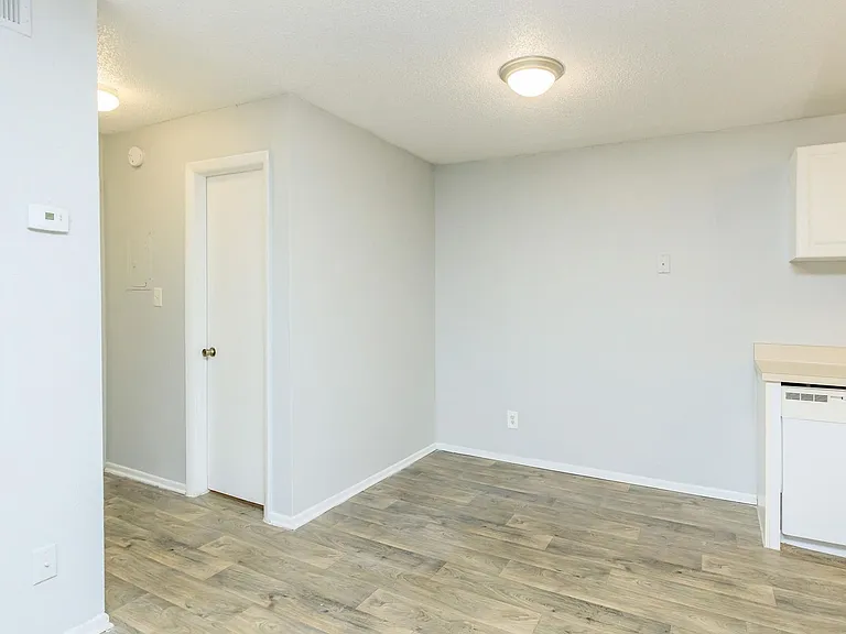 Crown Pointe Apartments — Photo 13
