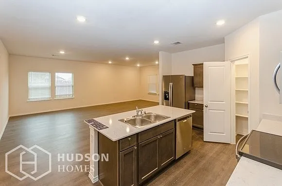 5 bed, 3.0 bath, 2599 sqft, $2,770 — Photo 3