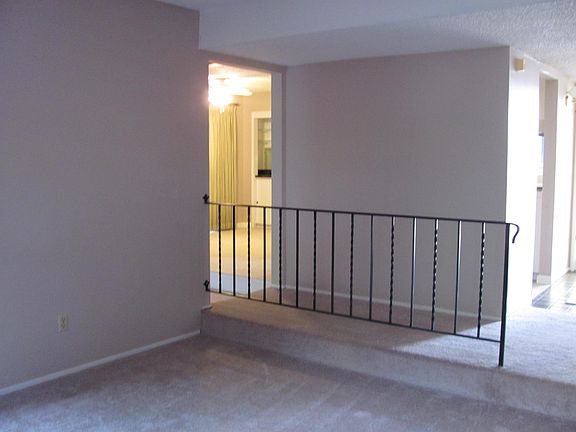5th image of 73 Waterglen Cir
