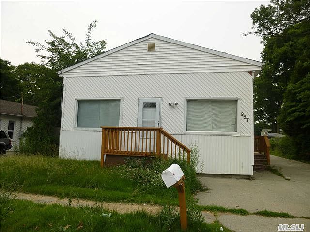 2nd image of 957 Suffolk Ave