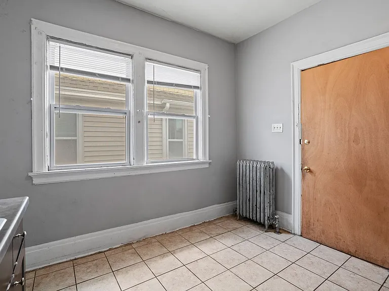 2933 N Maryland Ave — Photo 18
