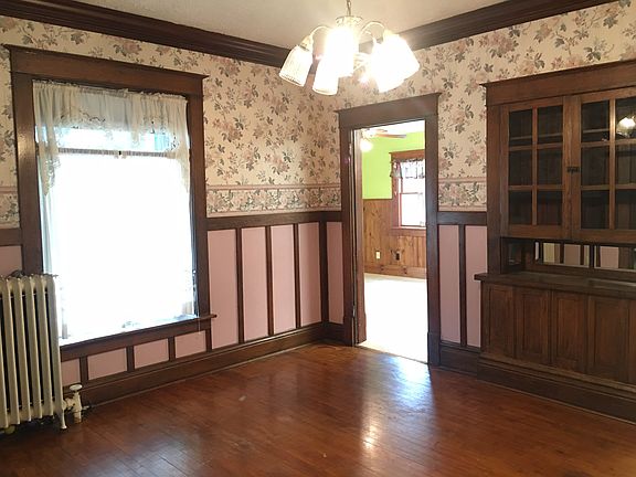 Frml DR w/ Built-in Hutch