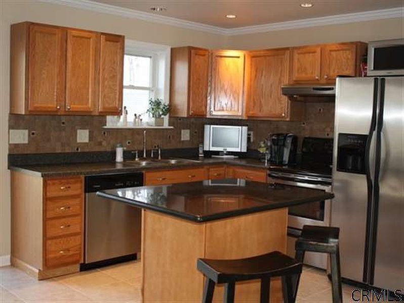 2nd image of 32 SHERWOOD Avenue